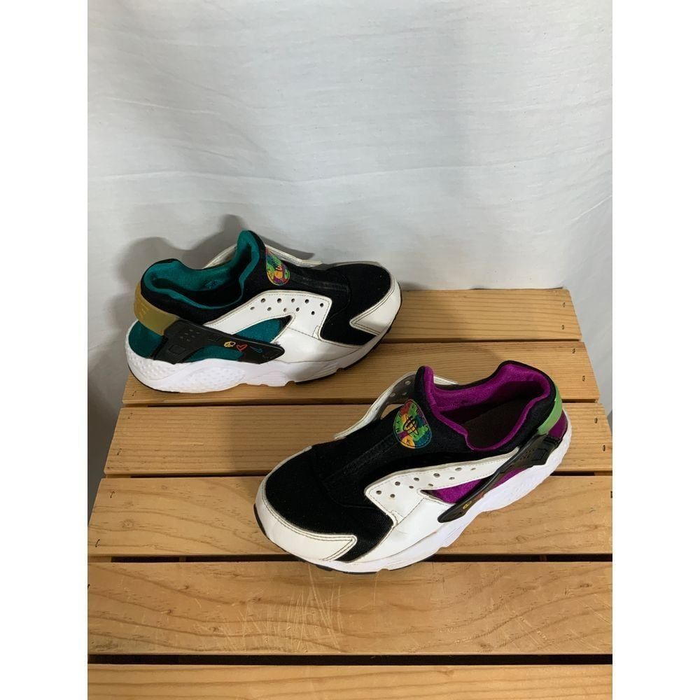 Nike Huarache Run Peace, Love & Swoosh size Youth 4.5
